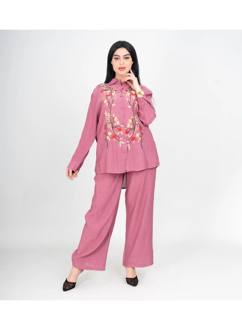 اكسا طقم عصري من قطعتين، قميص وبنطال سادة، بتطريزات ملونة على شكل أوراق شجر